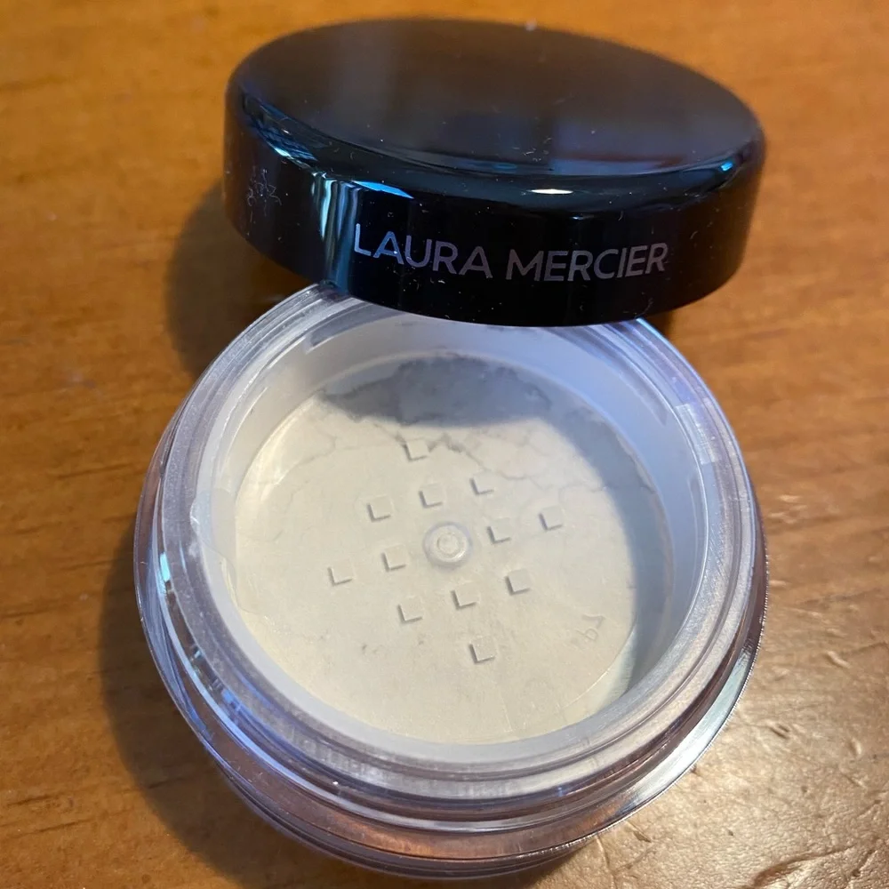 Laura Mercier Translucent Loose Setting Powder - Picture 6 of 13